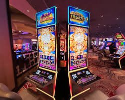 win win live baccarat table တွင် real dealer နှင့် ကစားနေသောပုံ